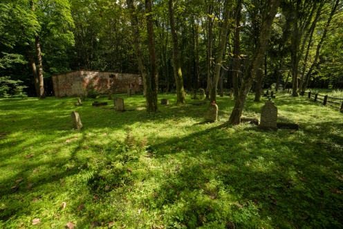 Ostrowite - ruiny kościoła i stary cmentarz