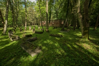Ostrowite - ruiny kościoła i stary cmentarz